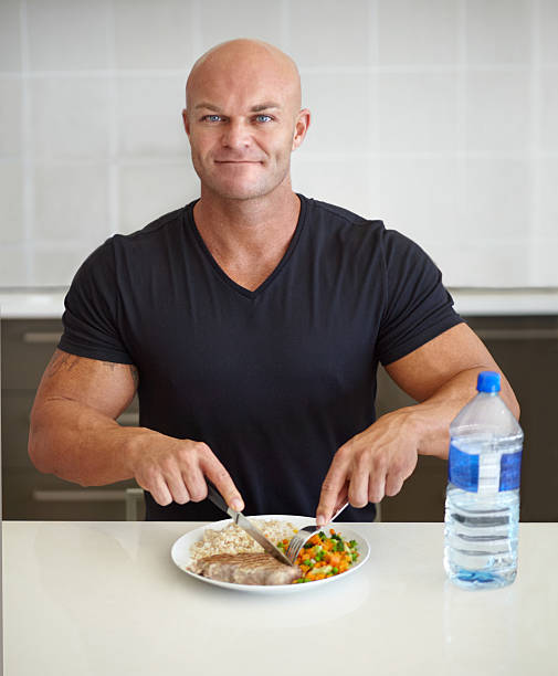 잘 균형 잡힌 식사를 즐기면서 - eating body building muscular build vegetable 뉴스 사진 이미지