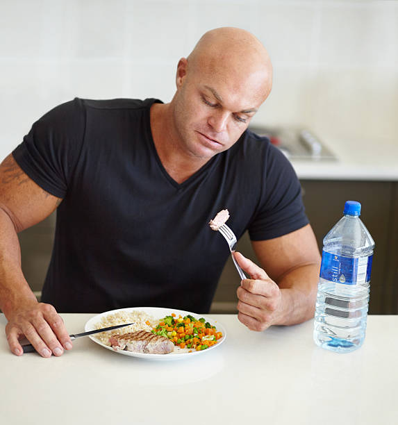 강제 그의 마지막 물다 - eating body building muscular build vegetable 뉴스 사진 이미지
