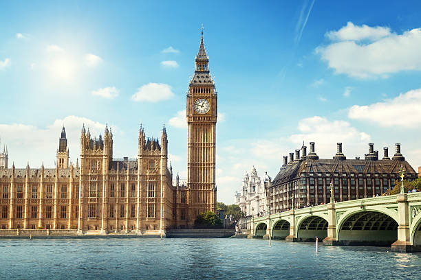 big ben in sonnigen tag, london - landmarks stock-fotos und bilder