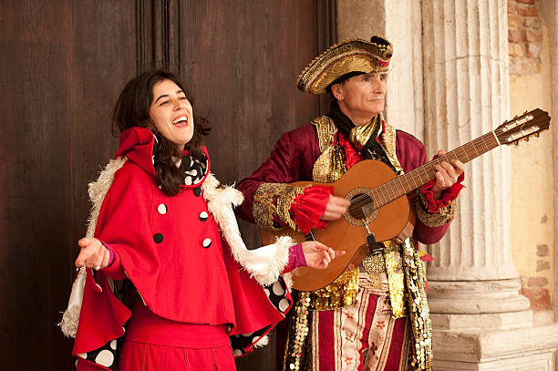 carnaval de venecia 2014 - couple performer people venice italy fotografías e imágenes de stock