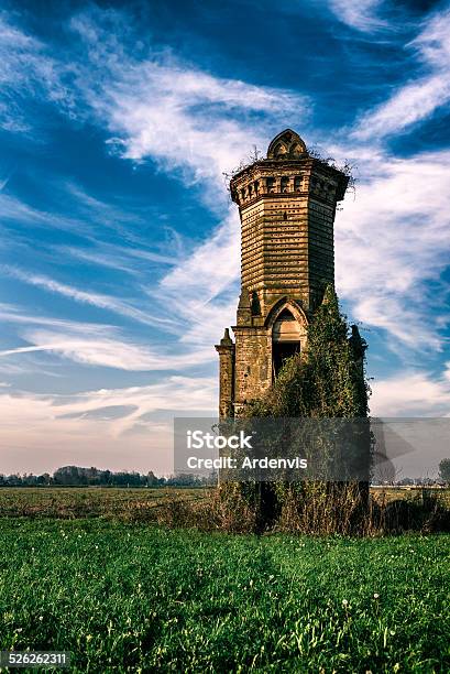 Antica Abbandonato Torre Di Guardia Coperto Di Vegetazione - Fotografie stock e altre immagini di Abbandonato