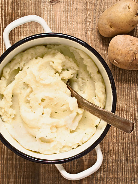 鍋の素朴なマッシュポテト - mashed potato food staple vertical color image ストックフォトと画像