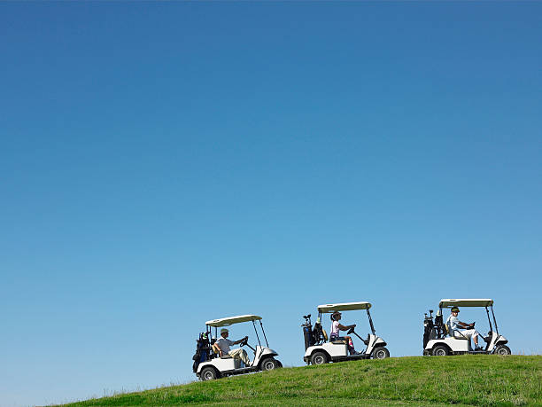ゴルファーゴルフカート - ゴルフカート ストックフォトと画像