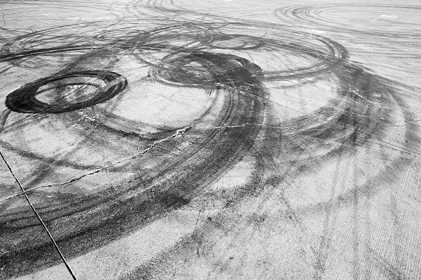 バーンアウト、そのまま車、タイヤのマーク - snowdrift ストックフォトと画像