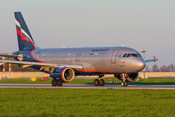 airbus a320 de aeroflot - commercial airplane airplane airbus passenger fotografías e imágenes de stock