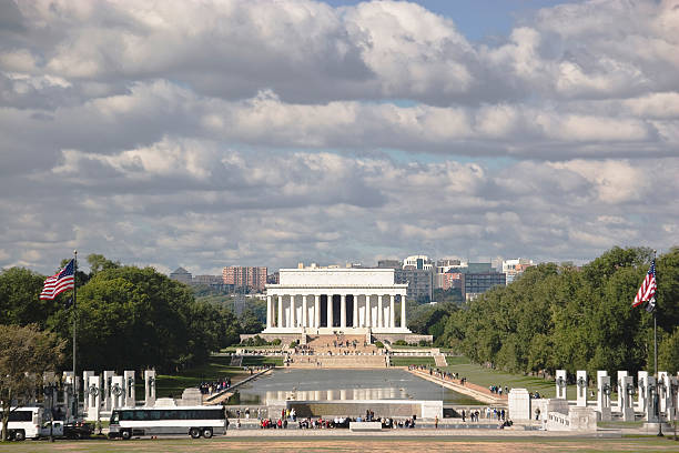 istock Lincoln Memorial & WWII Memorial 526282771