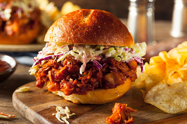 vegana caseras, sándwiches de barbacoa jaca desmenuzado - jack fruit fotografías e imágenes de stock