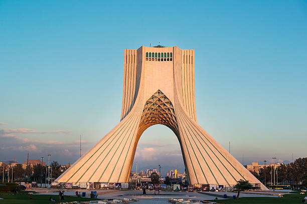 tour d'azadi ou la liberté à téhéran, capitale de l'iran - téhéran photos et images de collection
