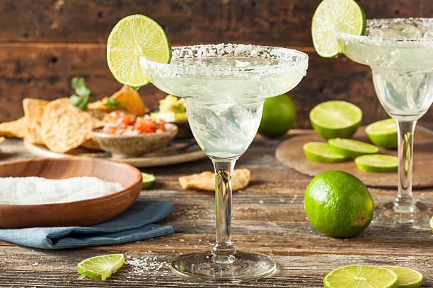 erfrischende hausgemachte klassische margarita - margarita stock-fotos und bilder