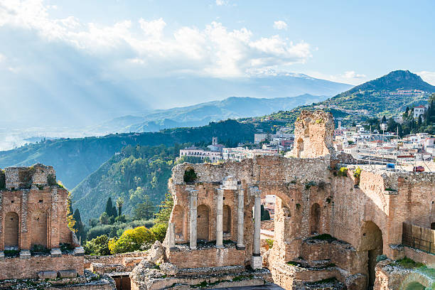 rovine dell'antico teatro greco di taormina. sicilia. italia. - messina foto e immagini stock