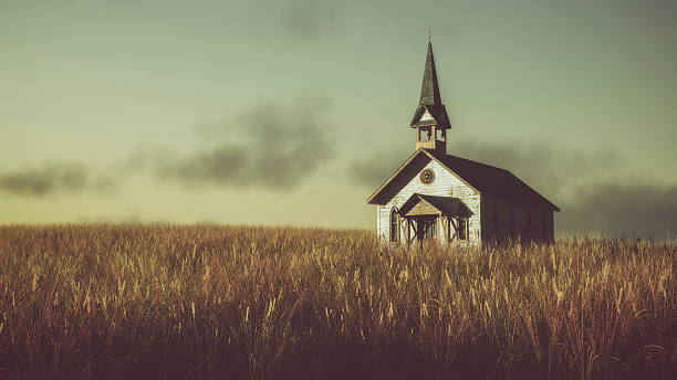 vieille abandonnée en bois blanc chapelle sur prairie au coucher du soleil. - église photos et images de collection