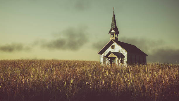 古いた白い木製チャペルの夕暮れ時の草原。 - 教会 ストックフォトと画像