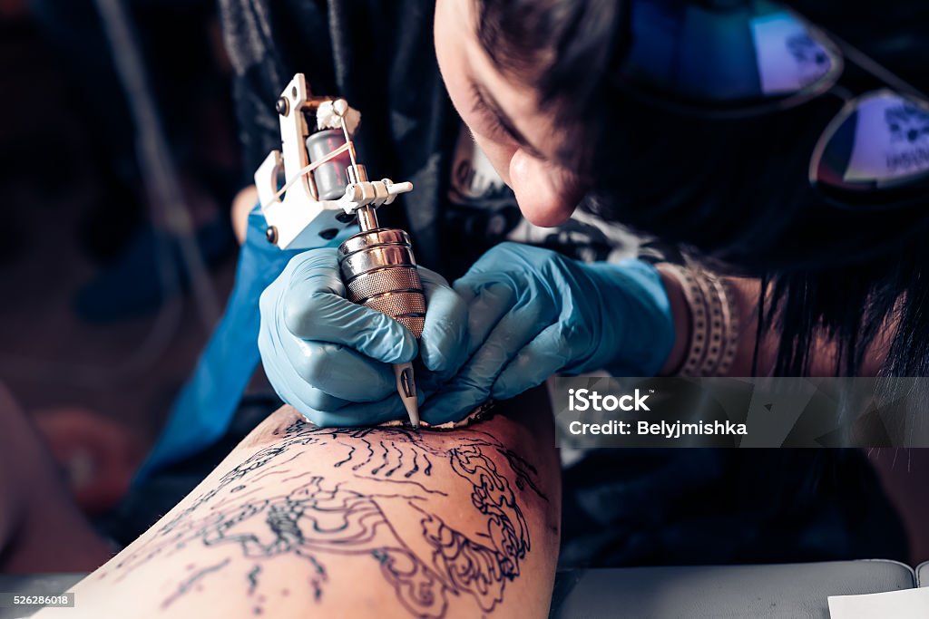 tattoo künstler zeigt den Prozess der tattoo - Lizenzfrei Tätowierung Stock-Foto