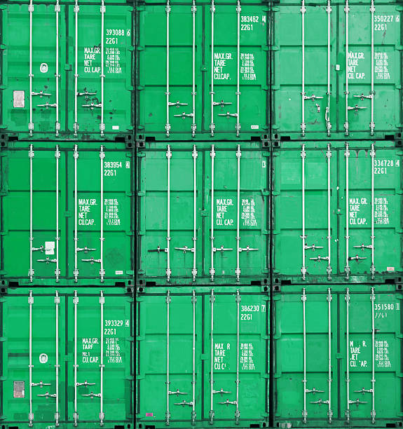 stapel cargo container auf die docks - container stack stock-fotos und bilder