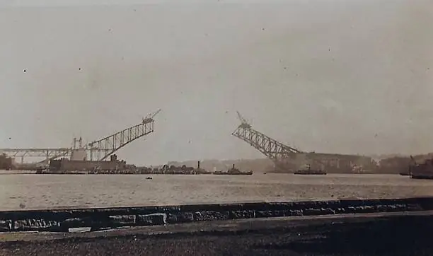 Photo of Sydney Harbour Bridge under construction