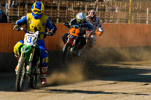 desconocido riders supera la pista - action off road vehicle motocross cycle fotografías e imágenes de stock