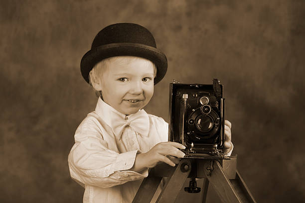jovem fotógrafo - bellow camera photography photography themes photographer imagens e fotografias de stock