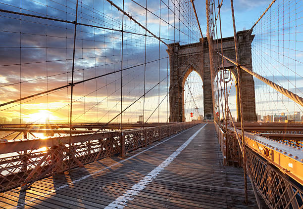 nuovo york, ponte di brooklyn, manhattan, stati uniti d'america - dramatic sky manhattan moody sky new york city foto e immagini stock