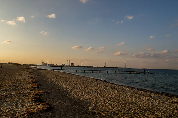 pôr-do-sol em amager strandpark, copenhaga - amager - fotografias e filmes do acervo