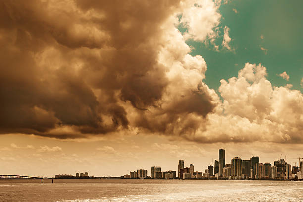 turbulentas do skyline de miami - florida weather urban scene dramatic sky imagens e fotografias de stock