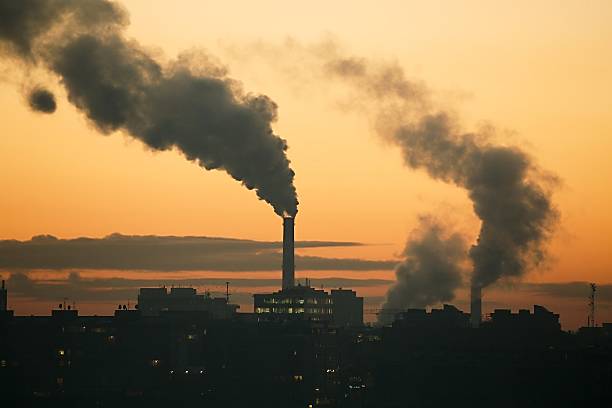 rauchen power plant - smog city pollution town stock-fotos und bilder
