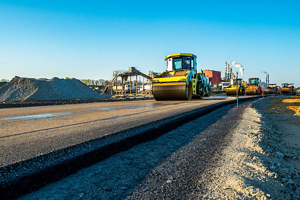 道路 ローラーズに取り組んでいる建設 - road works ahead ストックフォトと画像