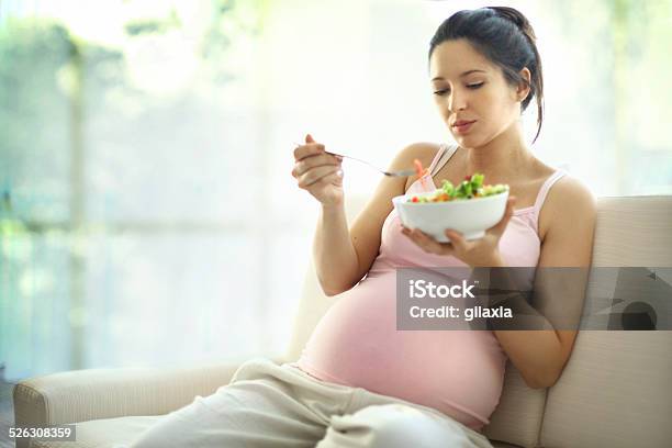 Schwangere Frau Zu Hause Zu Entspannen Und Essen Salat Stockfoto und mehr Bilder von Schwanger