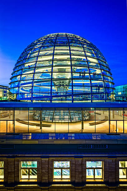 kopuła reichstagu w berlinie w zmierzch - berlin germany the reichstag german culture contemporary zdjęcia i obrazy z banku zdjęć