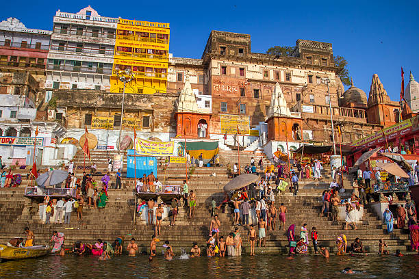 pèlerinage hindou prenez la grande salle de bains dans le fleuve gange - india ganges river indian culture varanasi photos et images de collection