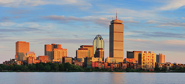 de boston - boston skyline charles river blue photos et images de collection