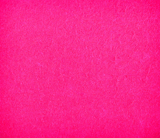 nahaufnahme detail aus pinkem veloursleder textur hintergrund - cracklier stock-fotos und bilder