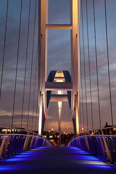 vista de noite na ponte de borda infinita, stockton-on-tees, inglaterra - bridge stockton on tees tees river contemporary - fotografias e filmes do acervo