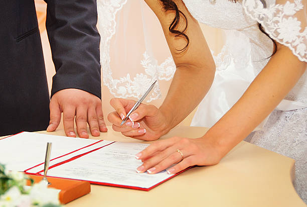 sposa firmare il certificato di matrimonio - registry office foto e immagini stock