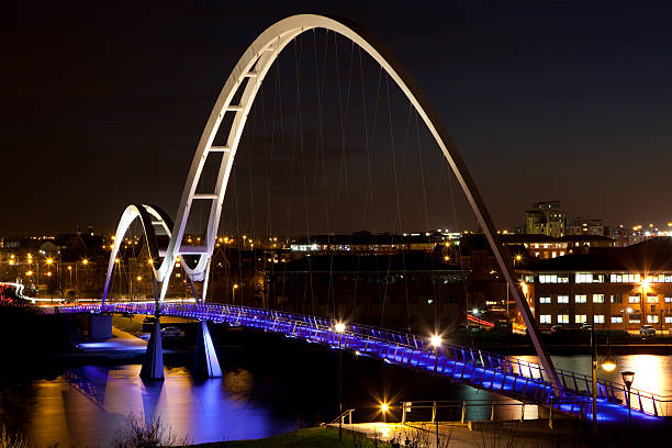 noite vista do infinito bridge, stockton-on-tees, inglaterra - bridge stockton on tees tees river contemporary imagens e fotografias de stock