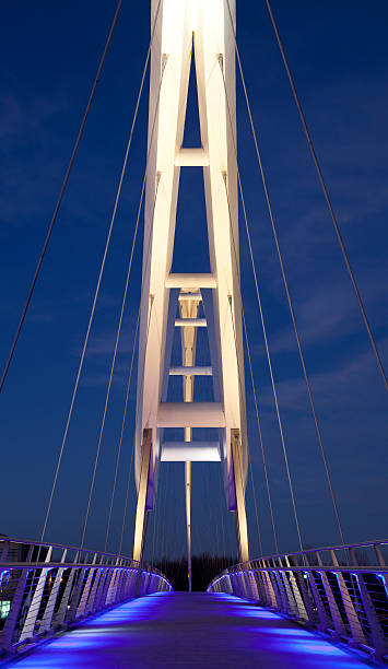 ночной вид на бесконечный мост, стоктон-он-тис, англия - bridge stockton on tees tees river contemporary стоковые фото и изображения