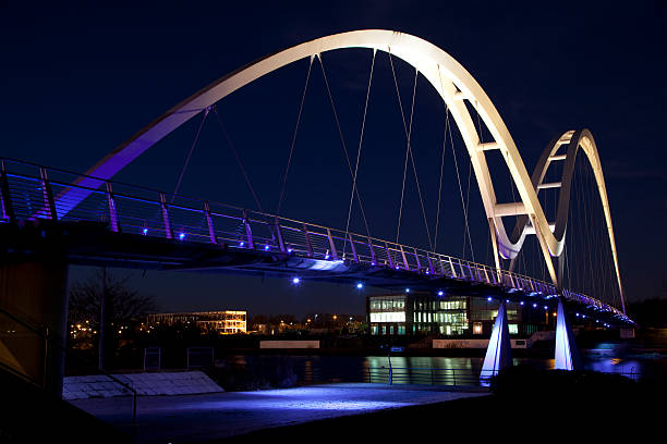 vista noturna do infinito ponte, stockton-on-tees, inglaterra - bridge stockton on tees tees river contemporary - fotografias e filmes do acervo