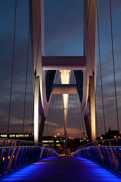 vista de noite na ponte de borda infinita, stockton-on-tees, inglaterra - bridge stockton on tees tees river contemporary - fotografias e filmes do acervo