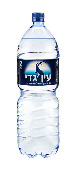 frasco de plástico de ein gedi 2liter - brand named water imagens e fotografias de stock
