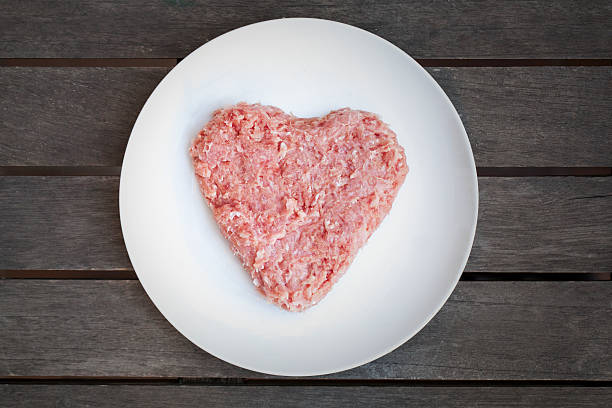 corazón en forma de carne picada - meat raw beef love fotografías e imágenes de stock