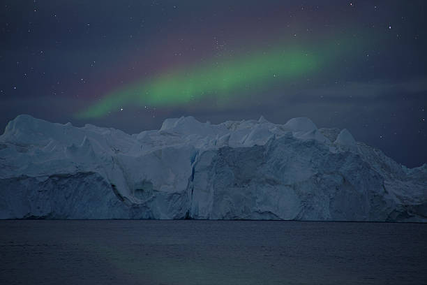 위의 아이스버그 아우로라 - aurora borealis iceland astronomy tranquil scene 뉴스 사진 이미지