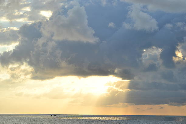 pôr do sol, crepúsculo para a praia - sunset beach flash - fotografias e filmes do acervo