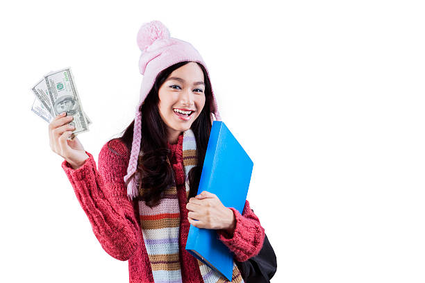 alegre girl holding carpeta y dinero - japanese ethnicity college student asian ethnicity asian and indian ethnicities fotografías e imágenes de stock