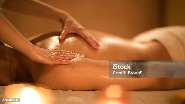 Back Massage Stockfoto und mehr Bilder von Alternative Behandlungsmethode - Alternative Behandlungsmethode, Berühren, Entspannung