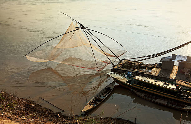 낚시는요 보트로 메콩 강을 따라 - flood people asia cambodia 뉴스 사진 이미지