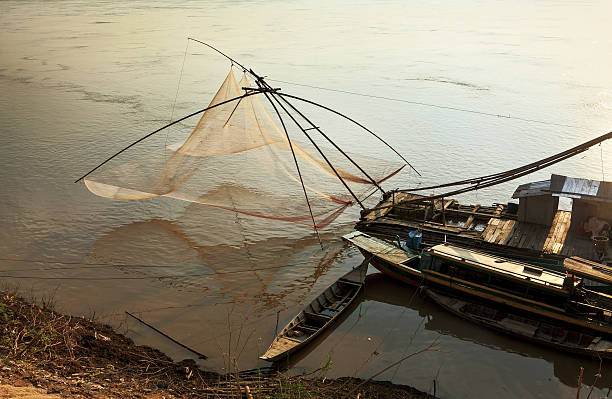 barcos de pesca no rio mekong - flood people asia cambodia - fotografias e filmes do acervo