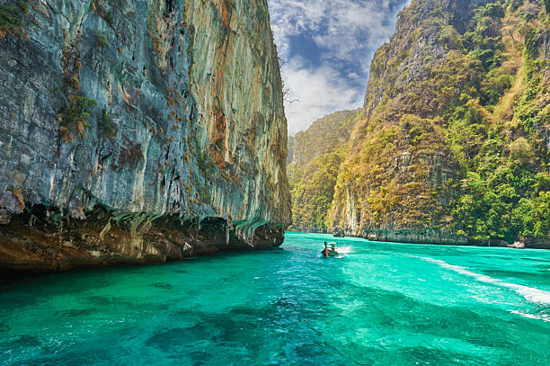 피-피 섬, 킬리스 주, thailand. - nautical vessel sky andaman sea beach 뉴스 사진 이미지