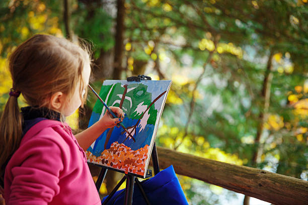 Petit peintre au travail à proximité de la cascade - Photo