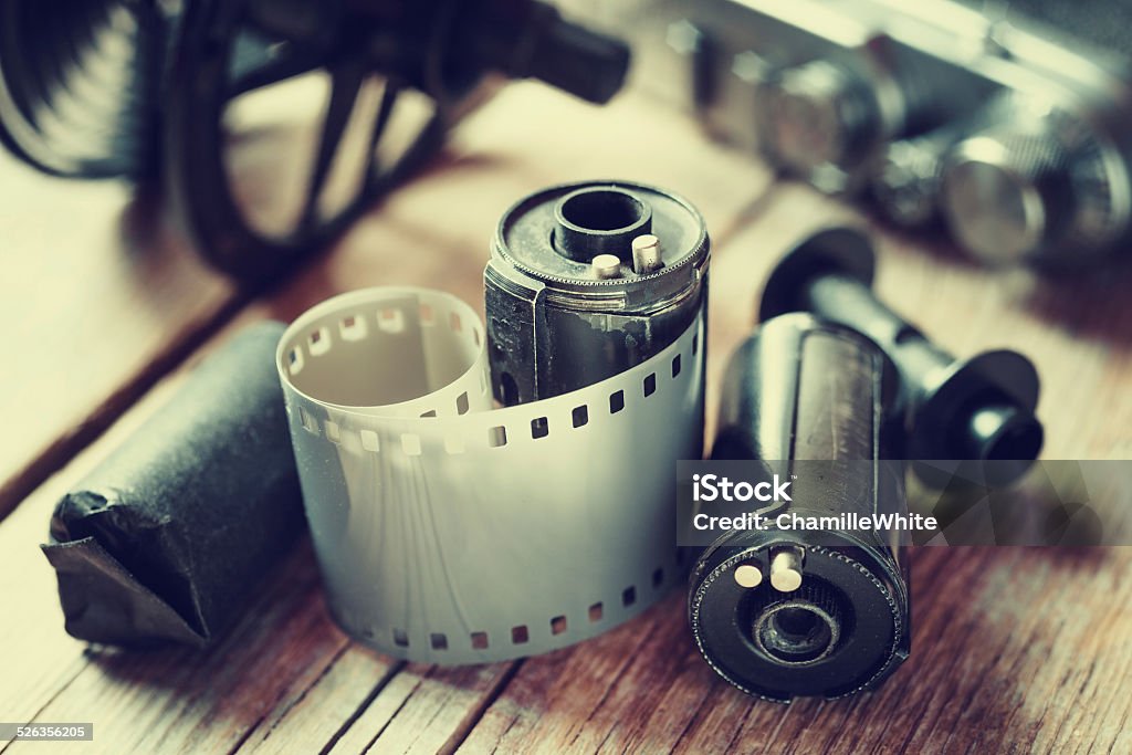 La antigua galería de bobinas de película, vídeo y retro cámara. - Foto de stock de Negativos libre de derechos
