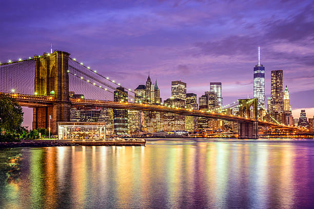 skyline von new york city - new york city brooklyn bridge night stock-fotos und bilder