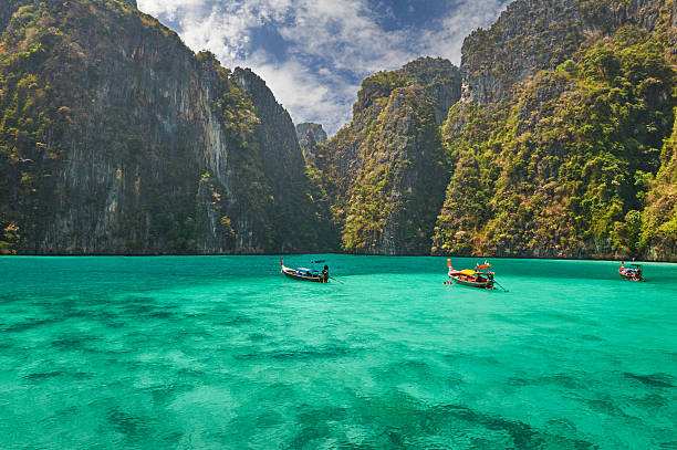 isla de phi phi-provincia, krabi, tailandia. - nautical vessel sky andaman sea beach fotografías e imágenes de stock